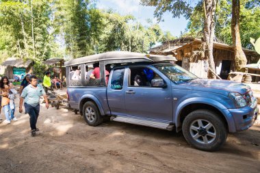 Chiang Mai, Tayland - Ocak 05, 2024 Moncham, Chiangmai, Tayland 'da go-kart çeken kamyonet.