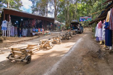 Chiang Mai, Tayland - Ocak 05, 2024 Moncham, Chiangmai, Tayland 'da go-kart çeken kamyonet.