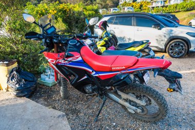 Chiang Mai, Tayland - Ocak 04, 2024: Mon Jam Chiang Mai, Tayland 'daki otoparkta motosiklet Enduro .