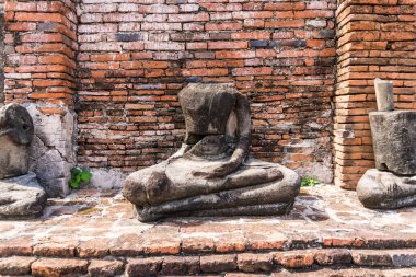 Ayutthaya, Tayland - 17 Eylül 2023: Wat Mahathat, Ayutthaya, Tayland 'da kırılan Buda heykelleri