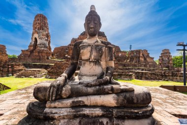 Ayutthaya, Tayland - 17 Eylül 2023: Wat Mahathat, Ayutthaya, Tayland 'da kırılan Buda heykelleri