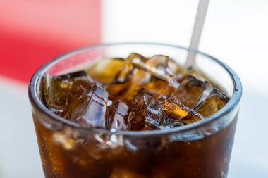 Bir bardak buzlu soda yakın çekim görünümünü Restoran tablo
