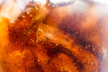 Buzlu bir bardakta soda.