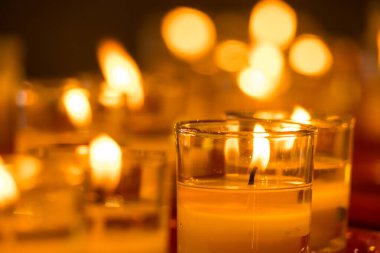 Aydınlık Dua Mumları Siyah Arkaplanda Kapanıyor. Umut ve Başarılı Kavram.