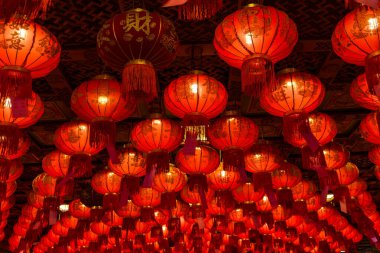 Nonthaburi, Tayland - 18 Mayıs 2024: Çince metni olan Kırmızı Fenerler Nonthaburi, Tayland 'daki Leng Nei Yee 2 Tapınağı' nda 