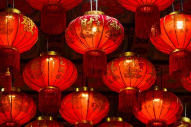 Nonthaburi, Tayland - 18 Mayıs 2024: Çince metni olan Kırmızı Fenerler Nonthaburi, Tayland 'daki Leng Nei Yee 2 Tapınağı' nda 