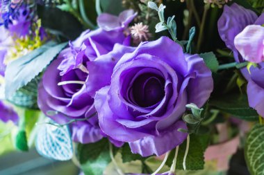 Mor, mor ve beyaz çiçeklerle dolu canlı bir buket romantik bir düğün ya da yıldönümü için mükemmel.