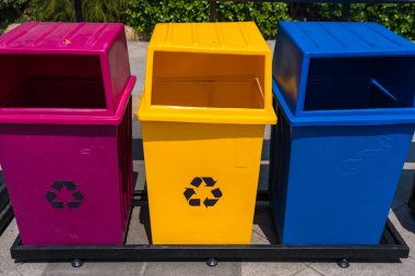 Kağıt, plastik ve çöp için renkli geri dönüşüm kutuları