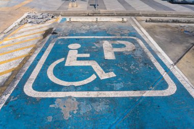 Şehir trafik sembolleri ve güvenlik uyarıları arasında engelli sürücüler için sokak park işaretleri belirlendi