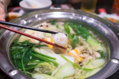 Lokantalar sebze ve köfte dolu bir tencerenin tadını çıkarıyor.