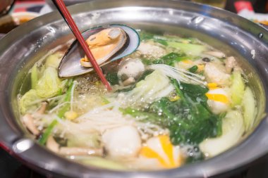 Lokantalar sebze ve köfte dolu bir tencerenin tadını çıkarıyor.