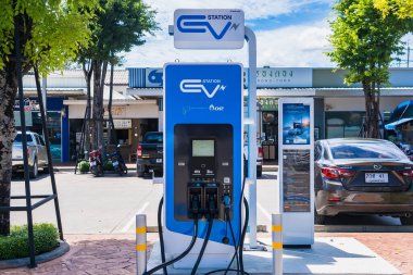 Bangkok, Tayland - 08 Haziran 2024: Bangkok Tayland 'daki bir otoparkta elektrikli araç şarj istasyonu.
