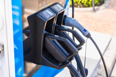 Bangkok, Tayland - 08 Haziran 2024: Bangkok Tayland 'daki bir otoparkta elektrikli araç şarj istasyonu.