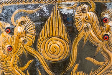 Süslü bir saksı altın bir ejderhayla süslenmiş. Her uzayın estetik cazibesini arttırmak için ideal..