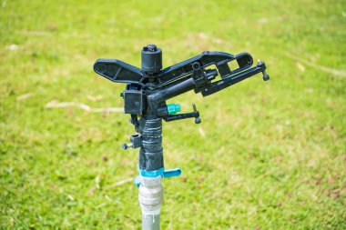 Verimli çim püskürtme sistemi canlı yeşil çimenleri suluyor, sağlıklı çim büyümesini sağlıyor..