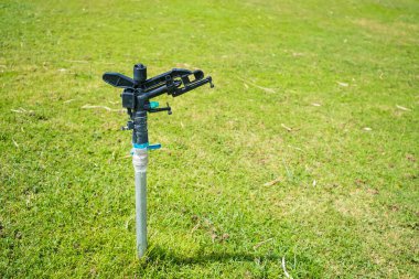 Verimli çim püskürtme sistemi canlı yeşil çimenleri suluyor, sağlıklı çim büyümesini sağlıyor..