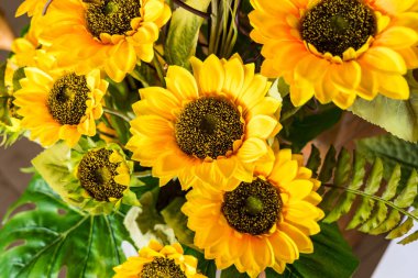 Vazodaki sahte ayçiçeklerinin bu zarif görüntüsü herhangi bir dekora mükemmel bir katkı sağlar.