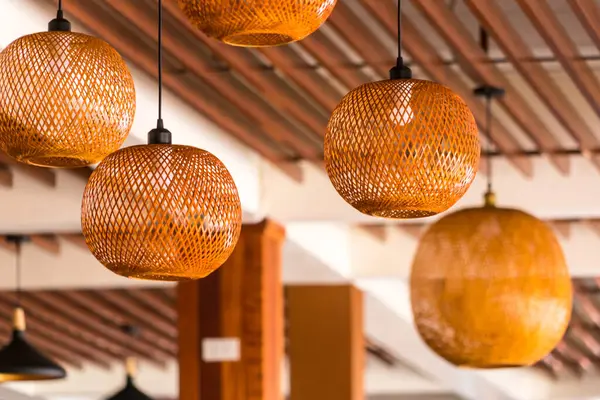 Modern tasarımı sürdürülebilir malzemelerle harmanlayan eko-bilinçli bambu kolye ışıkları.