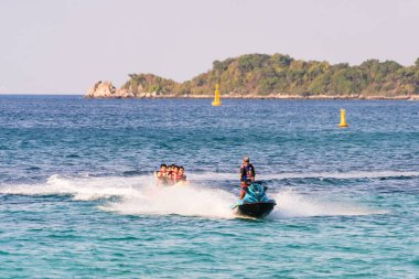 Chonburi, Tayland - Şubat, 03, 2023: Sersemletici Okyanus Manzaralı Muz Teknesi Gezisi Chonburi, Tayland.