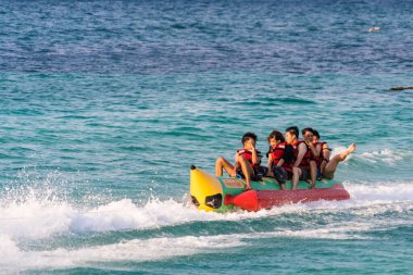 Chonburi, Tayland - Şubat, 03, 2023: Sersemletici Okyanus Manzaralı Muz Teknesi Gezisi Chonburi, Tayland.