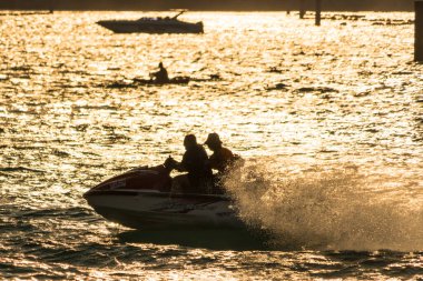 Chonburi, Tayland - Şubat, 03, 2023: Chonburi, Tayland 'da dalgalarda yüzen iki binicinin bu aksiyon dolu görüntüsüyle jet ski yapmanın heyecanını yaşayın.