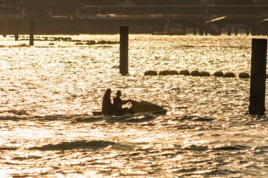 Chonburi, Tayland - Şubat, 03, 2023: Chonburi, Tayland 'da dalgalarda yüzen iki binicinin bu aksiyon dolu görüntüsüyle jet ski yapmanın heyecanını yaşayın.