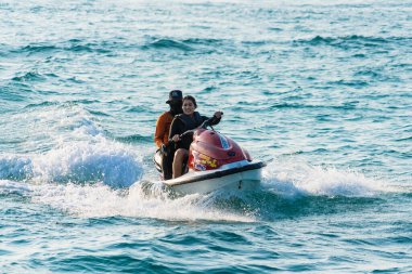Chonburi, Tayland - Şubat, 03, 2023: Chonburi, Tayland 'da dalgalarda yüzen iki binicinin bu aksiyon dolu görüntüsüyle jet ski yapmanın heyecanını yaşayın.