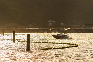 Chonburi, Tayland - Şubat, 03, 2023: Sahil Hızı: Tayland 'da Sunlit Dalgalarında Bir Sürat Teknesi Dansı.