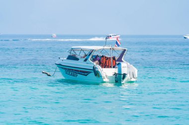 Chonburi, Tayland - Şubat, 03, 2023: Sahil Hızı: Tayland 'da Sunlit Dalgalarında Bir Sürat Teknesi Dansı.