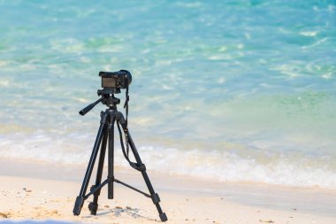 Chonburi, Tayland - Şubat, 04, 2023: Tripod 'daki kamera Chonburi, Tayland' da Sahilin Güzelliğini Yakalıyor.