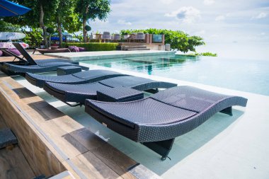 Chonburi, Tayland - 26 Mayıs 2024: Chonburi, Tayland Okyanus manzaralı Havuz kenarı Salonu Sandalyeleri.