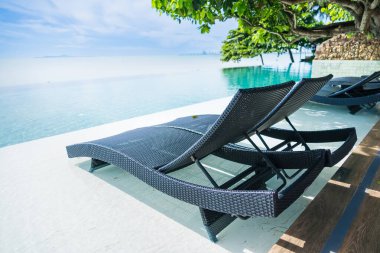 Chonburi, Tayland - 26 Mayıs 2024: Chonburi, Tayland Okyanus manzaralı Havuz kenarı Salonu Sandalyeleri.