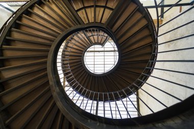 Chonburi, Tayland - 26 Mayıs 2024: Chonburi, Tayland 'daki Spiral Merdiven.