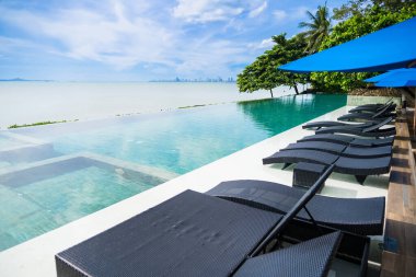 Chonburi, Tayland - 26 Mayıs 2024: Chonburi, Tayland 'daki Lüks Sahil Havuzu