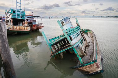 Chonburi, Tayland - 26 Mayıs 2024: Terk Edilmiş Balıkçı Gemisi Gün batımında Chonburi, Tayland