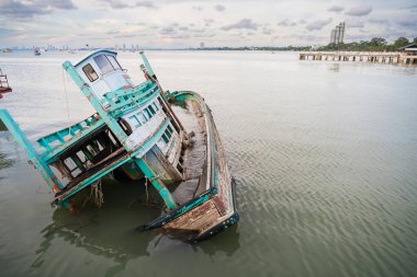 Chonburi, Tayland - 26 Mayıs 2024: Terk Edilmiş Balıkçı Gemisi Gün batımında Chonburi, Tayland