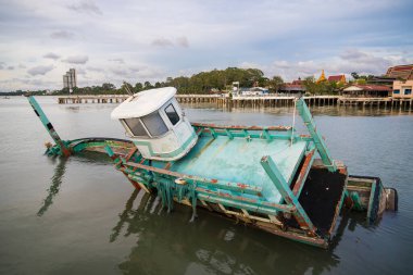 Chonburi, Tayland - 26 Mayıs 2024: Terk Edilmiş Balıkçı Gemisi Gün batımında Chonburi, Tayland