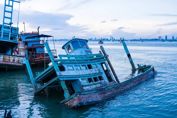 Chonburi, Tayland - 26 Mayıs 2024: Terk Edilmiş Balıkçı Gemisi Gün batımında Chonburi, Tayland
