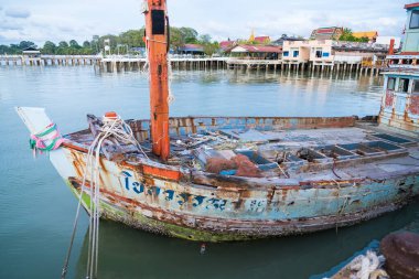 Chonburi, Tayland - 26 Mayıs 2024: Vibrant Thai balıkçı teknesi Chonburi, Tayland 'da Sunset' e yanaştı