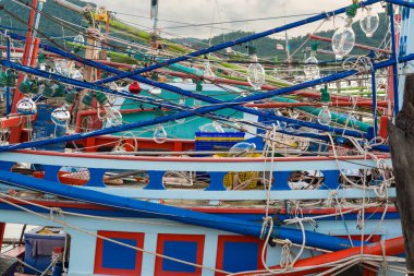 Chonburi, Tayland - 26 Mayıs 2024: Vibrant Thai balıkçı teknesi Chonburi, Tayland 'da Sunset' e yanaştı