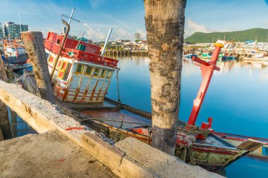 Chonburi, Tayland - 26 Mayıs 2024: Vibrant Thai balıkçı teknesi Chonburi, Tayland 'da Sunrise Limanı' na yanaştı