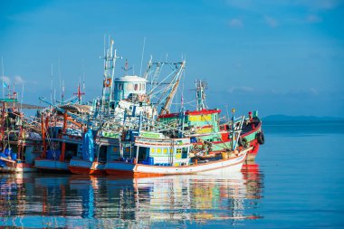 Chonburi, Tayland - 26 Mayıs 2024: Vibrant Thai balıkçı teknesi Chonburi, Tayland 'da Sunrise Limanı' na yanaştı
