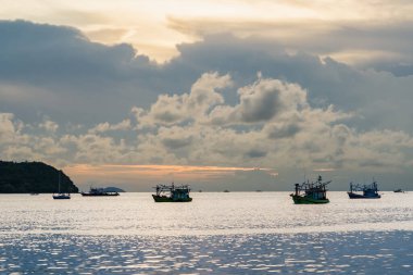Chonburi, Tayland - 26 Mayıs 2024: Chonburi, Tayland 'da sakin bir akşam manzarası