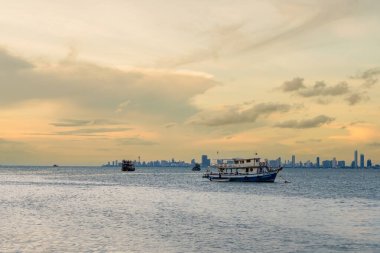 Chonburi, Tayland - 26 Mayıs 2024: Chonburi, Tayland 'da sakin bir akşam manzarası
