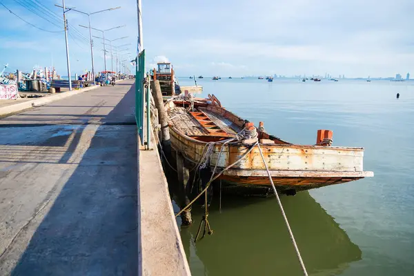 Chonburi, Tayland - 26 Mayıs 2024: Vibrant Thai balıkçı teknesi Chonburi, Tayland 'da Sunrise Limanı' na yanaştı