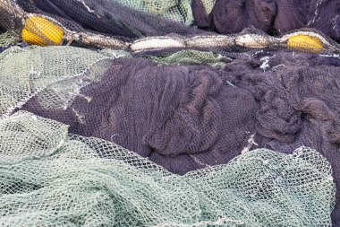 Geleneksel Tayland balıkçı teknesinde sarı ve beyaz şamandıralarla birbirine dolanmış balık ağlarının yakın plan çekimi..