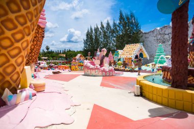 Chonburi, Tayland - 27 Mayıs 2024: A Candyland Wonderland: Chonburi, Tayland 'da Renkli ve Tuhaf Tatlı temalı Park