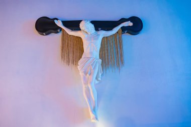 Chonburi, Tayland - 27 Mayıs 2024: Tayland Chonburi, Tayland 'da İsa' nın Gitar Davası Haçı Heykeli