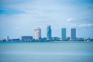  Deniz kenarındaki gökdelenlerin net bir görüntüsü, Yansıyan İnsanlar Chonburi, Tayland 'daki barışçıl yaşam alanlarına ulaşıyor.