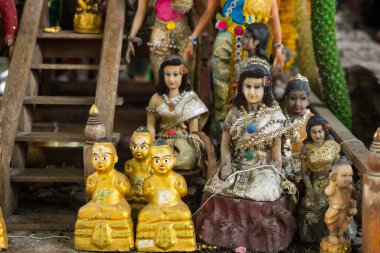 Lop Buri, Tayland - 20 Eylül 2024: Tayland 'ın Lop Buri şehrinde Tayland Ruh Evi figürlerinin renkli bir görüntüsü.